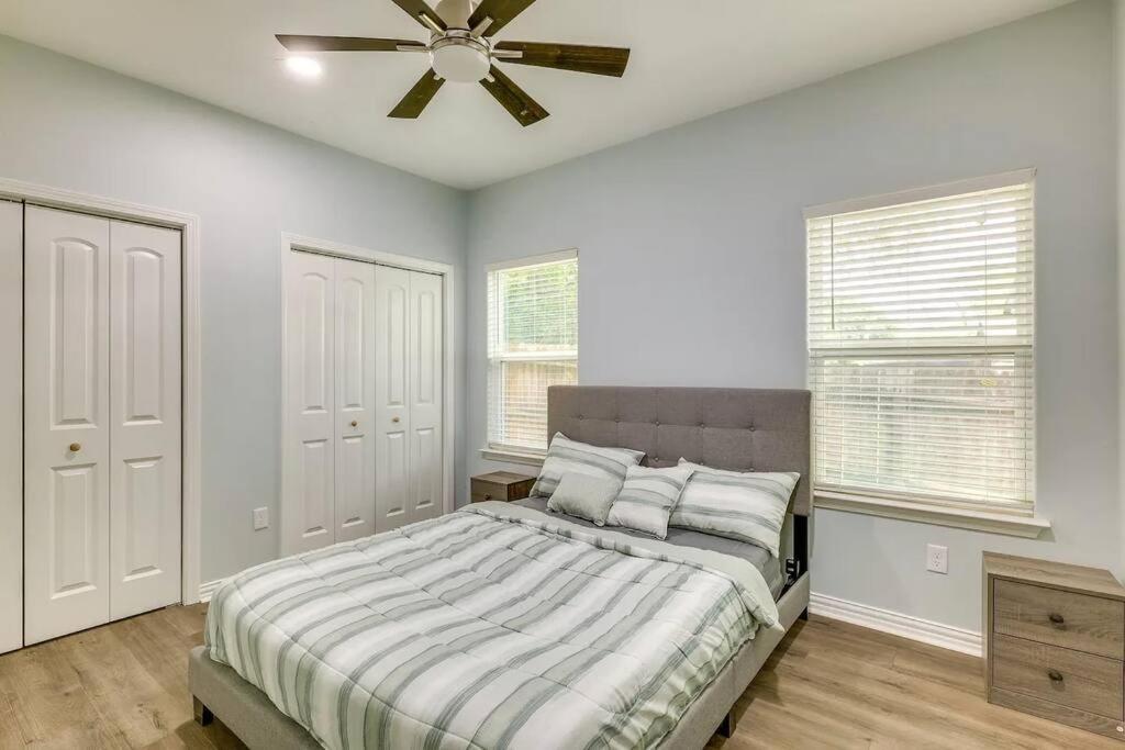 Vacation Home Lake Livingston! Onalaska Exteriör bild