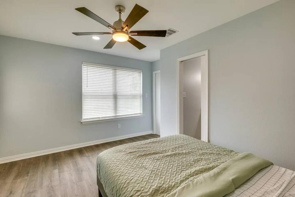 Vacation Home Lake Livingston! Onalaska Exteriör bild