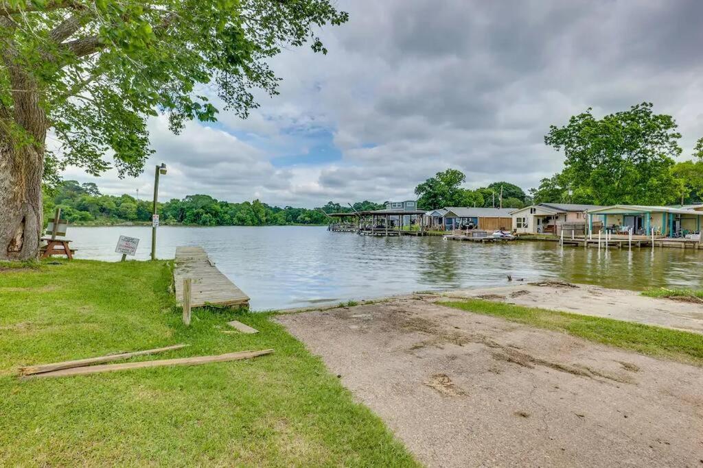 Vacation Home Lake Livingston! Onalaska Exteriör bild