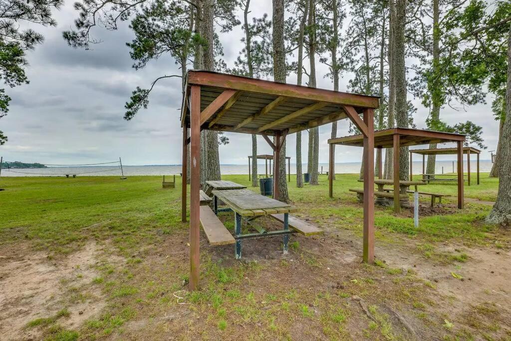 Vacation Home Lake Livingston! Onalaska Exteriör bild